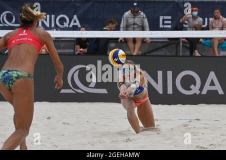 Prag, Tschechische Republik. August 2021. Die tschechische Beachvolleyballspielerin Michaela Kubickova (rechts) ist während des Beach Boleyball World Tour 2 Star-Spiels 2021 gegen Thamela und Maia Elize aus Brasilien am 20. August 2021 in Prag in Aktion. Tschechische Republik. Quelle: Michal Kamaryt/CTK Photo/Alamy Live News Stockfoto