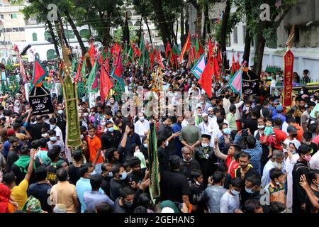 Nicht exklusiv: DHAKA, BANGLADESCH - 20. AUGUST: Shias bringen die übliche Tazia-Parade heraus, die Teilnehmer, planen die Parade und beginnen ihre Anerkennung Stockfoto