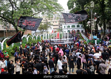 Nicht exklusiv: DHAKA, BANGLADESCH - 20. AUGUST: Shias bringen die übliche Tazia-Parade heraus, die Teilnehmer, planen die Parade und beginnen ihre Anerkennung Stockfoto