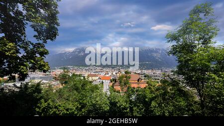 Luftaufnahme über die Stadt Innsbruck in Österreich Stockfoto