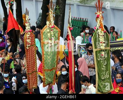 Nicht exklusiv: DHAKA, BANGLADESCH - 20. AUGUST: Shias bringen die übliche Tazia-Parade heraus, die Teilnehmer, planen die Parade und beginnen ihre Anerkennung Stockfoto