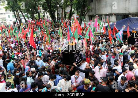 Nicht exklusiv: DHAKA, BANGLADESCH - 20. AUGUST: Shias bringen die übliche Tazia-Parade heraus, die Teilnehmer, planen die Parade und beginnen ihre Anerkennung Stockfoto