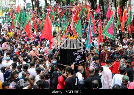 Nicht exklusiv: DHAKA, BANGLADESCH - 20. AUGUST: Shias bringen die übliche Tazia-Parade heraus, die Teilnehmer, planen die Parade und beginnen ihre Anerkennung Stockfoto