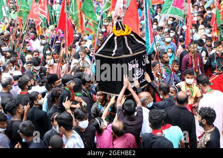 Nicht exklusiv: DHAKA, BANGLADESCH - 20. AUGUST: Shias bringen die übliche Tazia-Parade heraus, die Teilnehmer, planen die Parade und beginnen ihre Anerkennung Stockfoto