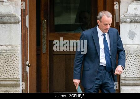 Der Außenminister Dominic Raab verlässt das Auswärtige Amt in Westminster, London, da er einem wachsenden Druck zum Rücktritt gegenübersteht, nachdem sich herausstellte, dass ein Anruf seiner Beamten, die Dolmetscher aus Afghanistan fliehen sollten, nicht getätigt wurde. Bilddatum: Freitag, 20. August 2021. Stockfoto