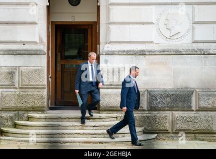 Der Außenminister Dominic Raab verlässt das Auswärtige Amt in Westminster, London, da er einem wachsenden Druck zum Rücktritt gegenübersteht, nachdem sich herausstellte, dass ein Anruf seiner Beamten, die Dolmetscher aus Afghanistan fliehen sollten, nicht getätigt wurde. Bilddatum: Freitag, 20. August 2021. Stockfoto