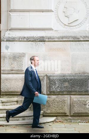 Der Außenminister Dominic Raab verlässt das Auswärtige Amt in Westminster, London, da er einem wachsenden Druck zum Rücktritt gegenübersteht, nachdem sich herausstellte, dass ein Anruf seiner Beamten, die Dolmetscher aus Afghanistan fliehen sollten, nicht getätigt wurde. Bilddatum: Freitag, 20. August 2021. Stockfoto