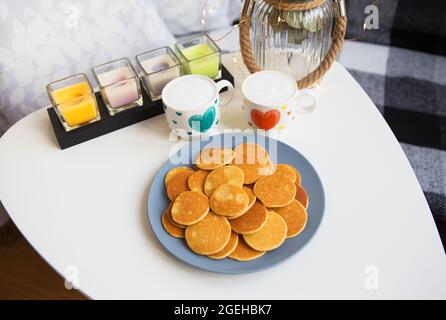 Lecker punkcakes Close-up vor dem Hintergrund von zwei Tassen Cappuccino. Stockfoto