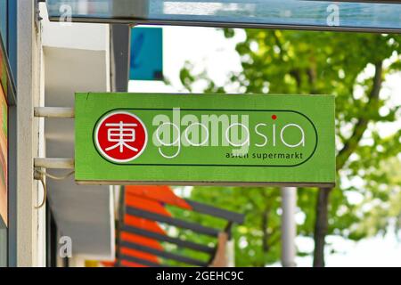 Karlsruhe, Deutschland - August 2021: Supermarktschild des asiatischen Lebensmittelladens „Go Asia“ Stockfoto