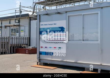 Tokio, Japan. August 2021. Mobile Büros im Verkehrsknotenpunkt der Olympischen Sommerspiele 2020 in Tokio (Foto: Lev Radin/Pacific Press) Quelle: Pacific Press Media Production Corp./Alamy Live News Stockfoto