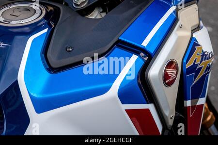 Honda Africa Twin Motorrad Nahaufnahme Motor, Lenker und Kraftstofftank. Stockfoto