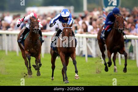 Winter Power von Silvestre De Sousa (Mitte) gewinnt die Coolmore Wootton Bassett Nunthorpe Stakes während des Coolmore Nunthorpe Tages des Welcome to Yorkshire Ebor Festivals 2021 auf der Pferderennbahn in York. Bilddatum: Freitag, 20. August 2021. Siehe PA Story RACING York. Bildnachweis sollte lauten: Nigel French/PA Wire. EINSCHRÄNKUNGEN: Die Nutzung unterliegt Einschränkungen. Nur redaktionelle Verwendung, keine kommerzielle Nutzung ohne vorherige Zustimmung des Rechteinhabers. Stockfoto