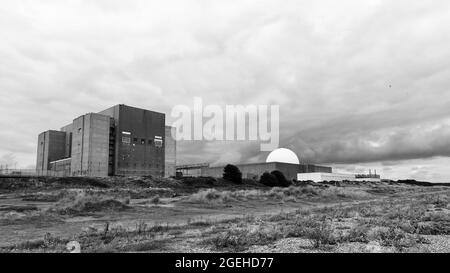 Sizewell, Suffolk, Großbritannien - 20. August 2021: Kernkraftwerke Sizewell A und B an der Küste von Suffolk. Stockfoto