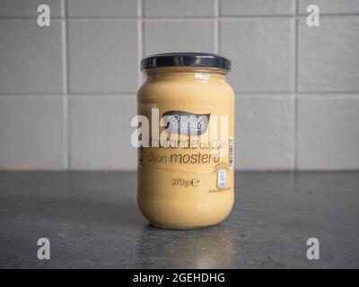 Sint Gillis Waas, Belgien, 20. August 2021, EIN Glas Dijon-Senf unter dem Markennamen Regalo Stockfoto