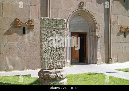 Antiker armenischer Kreuzstein namens Khachkar vor der Katoghike-Kirche im mittelalterlichen Klosterkomplex Kecharis, Stadt Tsakhkadzor, Armenien Stockfoto