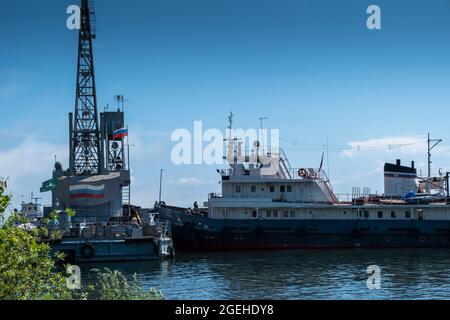 Port Baikal, Russland - 4. Januar 2021: Sommerlandschaft mit Schiffen auf dem Baikalsee. Küste des tiefsten klaren Sees der Welt Stockfoto