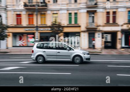 Ukraine, Kiew - 2. Juni 2021: Silberner Volkswagen Touran-Wagen fährt auf der Straße. Redaktionell Stockfoto