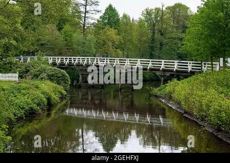 Kleine Brücke über einen Kanal in Stade, Deutschland Stockfoto