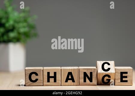 Holzwürfel mit Buchstaben auf dem Tisch verwandeln den Wortwechsel in den Zufall. Copyspace für Werbung. Stockfoto
