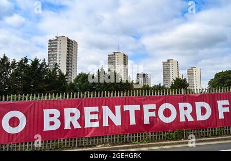 Brentford London, England, Großbritannien - Brentford FC Zeichen und Brentford Towers Estate council Wohnungen hinter in der Gemeinde Hounslow Stockfoto