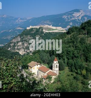Schloss Beseno (die größte Festung des Trentino) auf einem Hügel, in der Nähe von Rovereto, Trentino-Südtirol, Italien