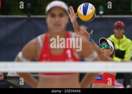 Prag, Tschechische Republik. August 2021. Die tschechische Beachvolleyballspielerin Daniela Resova (rechts) in Aktion während des 2021 Beach Boleyball World Tour 2 Star, Spiels gegen Jagoda Gruszczynska und Kinga Legieta aus Polen, am 20. August 2021, in Prag. Tschechische Republik. Quelle: Michal Kamaryt/CTK Photo/Alamy Live News Stockfoto