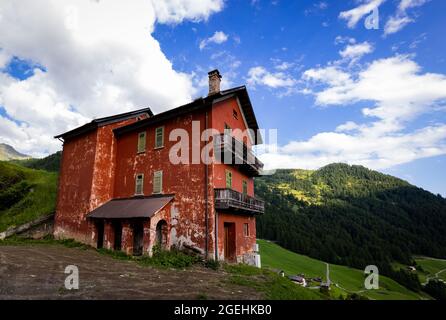 Altes ruinöses Haus in den Südtiroler Alpen in Italien Stockfoto