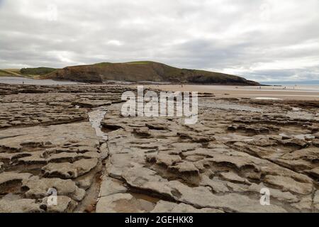 Southerndown Bay im Glamorgan-Tale in der Nähe von Bridgend in Südwales mit seinem schönen Sandstrand bei Ebbe. Stockfoto