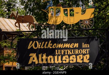 Herzlich willkommen im Altaussee-Schild in den österreichischen Alpen - BAD AUSSEE, ÖSTERREICH, EUROPA - 30. JULI 2021 Stockfoto