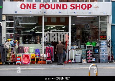 London, Großbritannien. 20. August 2021. Ein Discounter im Stadtzentrum von Harrow-on-the-Hill im Nordwesten Londons. Das Office for National Statistics (ONS) hat bekannt gegeben, dass die Einzelhandelsumsätze in Großbritannien im Juli auf den niedrigsten Stand seit der Wiedereröffnung der Geschäfte im April gesunken sind, wobei Einzelhändler berichten, dass das Fußballturnier der Euro 2020 und das schlechte Wetter die Käufer von den Geschäften fernhielten. Kredit: Stephen Chung / Alamy Live Nachrichten Stockfoto