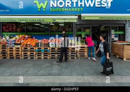 London, Großbritannien. 20. August 2021. Ein kleiner Supermarkt im Stadtzentrum von Harrow-on-the-Hill im Nordwesten Londons. Das Office for National Statistics (ONS) hat bekannt gegeben, dass die Einzelhandelsumsätze in Großbritannien im Juli auf den niedrigsten Stand seit der Wiedereröffnung der Geschäfte im April gesunken sind, wobei Einzelhändler berichten, dass das Fußballturnier der Euro 2020 und das schlechte Wetter die Käufer von den Geschäften fernhielten. Kredit: Stephen Chung / Alamy Live Nachrichten Stockfoto