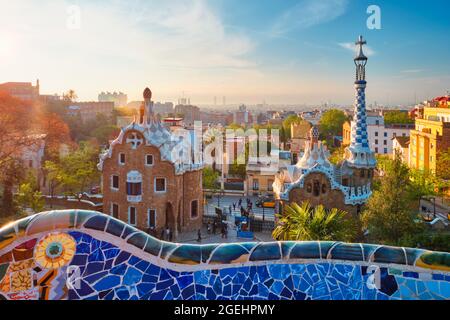 Blick auf die Stadt Barcelona vom Parc Güell. Blick auf das farbenfrohe Mosaikgebäude im Park Güell bei Sonnenaufgang Stockfoto