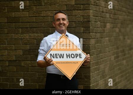 Edinburgh Schottland, Großbritannien August 20 2021. Alex Cole-Hamilton vor dem Corstorphine Astoria Center, wo der neue Vorsitzende der schottischen Liberaldemokraten seine erste Rede als Anführer hielt. Credit alamy Live News Credit: SST/Alamy Live News Stockfoto