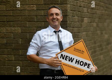 Edinburgh Schottland, Großbritannien August 20 2021. Alex Cole-Hamilton vor dem Corstorphine Astoria Center, wo der neue Vorsitzende der schottischen Liberaldemokraten seine erste Rede als Anführer hielt. Credit alamy Live News Credit: SST/Alamy Live News Stockfoto