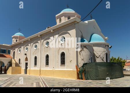 Die Kirche St. Paraskevi in Kos Stadt, die beim Erdbeben von 2017 schwer beschädigt wurde. Eine Wahrzeichen griechisch-orthodoxe Kirche. Kos, Dodekanes Island, Griechenland Stockfoto