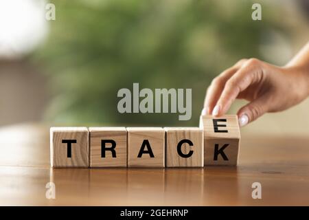 Weibliche Hand drehen Holzwürfel, Blöcke und Wortwechsel. Konzeptionelles Bild über Menschenrechte, Bildung, soziale Fragen, psychische Gesundheit Stockfoto