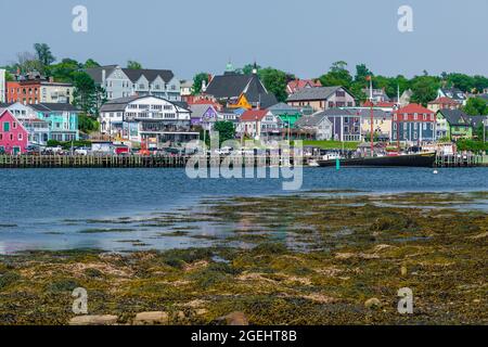 Lunenburg, Nova Scotia, Kanada - 12. August 2021: Lunenburg Waterfront von der anderen Seite der Bucht. Lunenburg ist ein UNESCO-Weltkulturerbe. Stockfoto