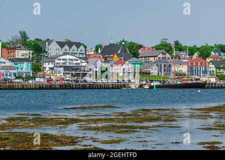 Lunenburg, Nova Scotia, Kanada - 12. August 2021: Lunenburg Waterfront von der anderen Seite der Bucht. Lunenburg ist ein UNESCO-Weltkulturerbe. Stockfoto