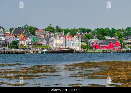 Lunenburg, Nova Scotia, Kanada - 12. August 2021: Lunenburg Waterfront von der anderen Seite der Bucht. Lunenburg ist ein UNESCO-Weltkulturerbe. Stockfoto