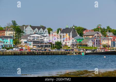 Lunenburg, Nova Scotia, Kanada - 12. August 2021: Lunenburg Waterfront von der anderen Seite der Bucht. Lunenburg ist ein UNESCO-Weltkulturerbe. Stockfoto