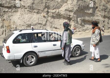 Kabul, Afghanistan. August 2021. Afghanische Taliban-Mitglieder werden an einem Sicherheitskontrollpunkt in Kabul, Afghanistan, gesehen, 20. August 2021. Quelle: Saifurahman Safi/Xinhua/Alamy Live News Stockfoto