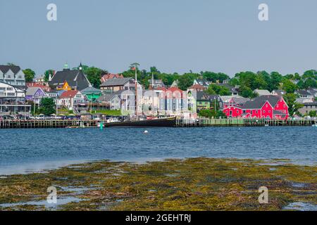 Lunenburg, Nova Scotia, Kanada - 12. August 2021: Lunenburg Waterfront von der anderen Seite der Bucht. Lunenburg ist ein UNESCO-Weltkulturerbe. Stockfoto