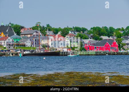 Lunenburg, Nova Scotia, Kanada - 12. August 2021: Lunenburg Waterfront von der anderen Seite der Bucht. Lunenburg ist ein UNESCO-Weltkulturerbe. Stockfoto