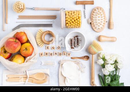 Umweltfreundliches Küchenzubehör auf grauem Hintergrund. Das Konzept Zero Waste und unser Planet. Stockfoto