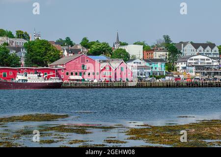 Lunenburg, Nova Scotia, Kanada - 12. August 2021: Lunenburg Waterfront von der anderen Seite der Bucht. Lunenburg ist ein UNESCO-Weltkulturerbe. Stockfoto