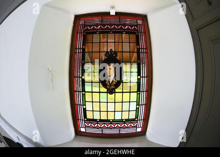 Burns Cottage, Alloway, Ayrshire, Schottland Großbritannien. 20 August 2021. Porträt von Robert Burns Buntglasfenster im Bildungszentrum Stockfoto