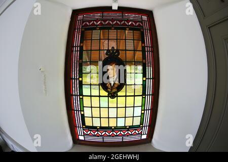 Burns Cottage, Alloway, Ayrshire, Schottland Großbritannien. 20 August 2021. Porträt von Robert Burns Buntglasfenster im Bildungszentrum Stockfoto