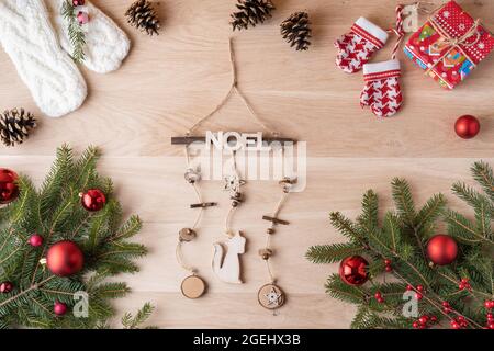 Weihnachtskomposition. Weihnachtsgeschenke, Kiefernzweige, Spielzeug auf Holzhintergrund. Flach liegend, Draufsicht. Stockfoto