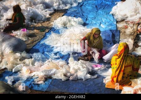 Dhaka, Bangladesch . August 2021. Dhaka, Bangladesch, 20. August 2021: Arbeiterinnen aus Kamrangirchar sammeln und trennen Einmalbeutel, die in einer Polythene-Fabrik wiederverwendet werden. Kredit: Maruf Rahman /Eyepix Gruppe/Alamy Live Nachrichten Kredit: Eyepix Gruppe/Alamy Live Nachrichten Stockfoto