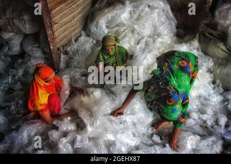 Dhaka, Bangladesch . August 2021. Dhaka, Bangladesch, 20. August 2021: Arbeiterinnen aus Kamrangirchar sammeln und trennen Einmalbeutel, die in einer Polythene-Fabrik wiederverwendet werden. Kredit: Maruf Rahman /Eyepix Gruppe/Alamy Live Nachrichten Kredit: Eyepix Gruppe/Alamy Live Nachrichten Stockfoto